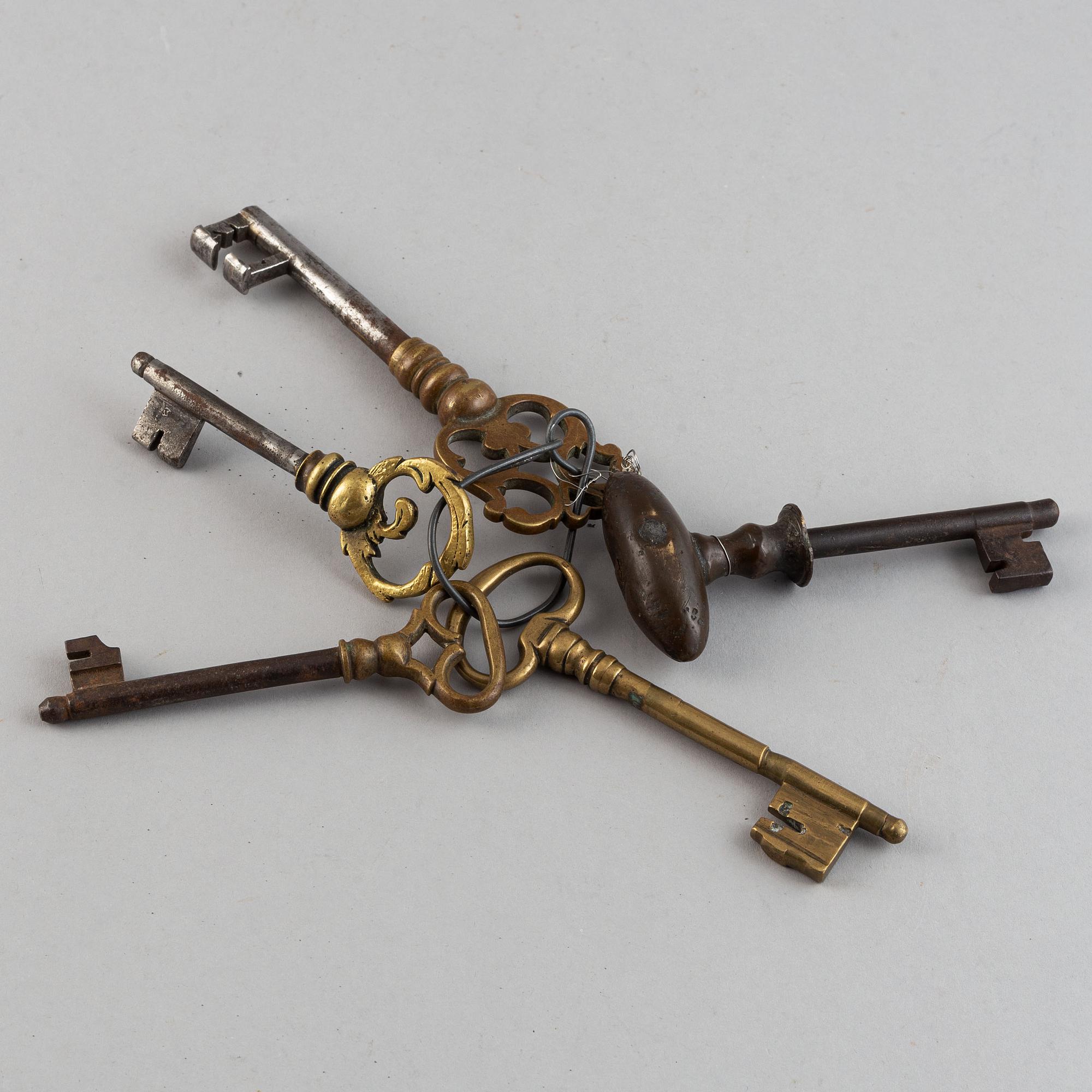 NYCKLAR, 5 st, mässing och järn, 1600-tal.