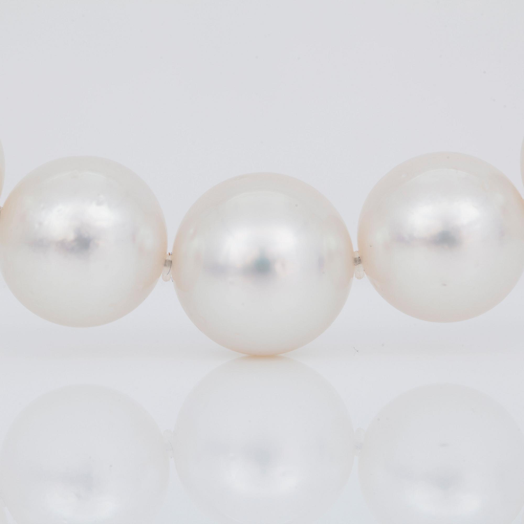 A cultured South Sea necklace. Ø 12-15.6 mm.