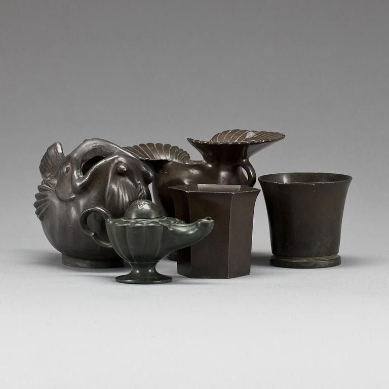 BÄGARE, 2 st och FIGURINER/ASKFAT, 3 st, brons, Just Andersen, Danmark, 1930/30-tal.