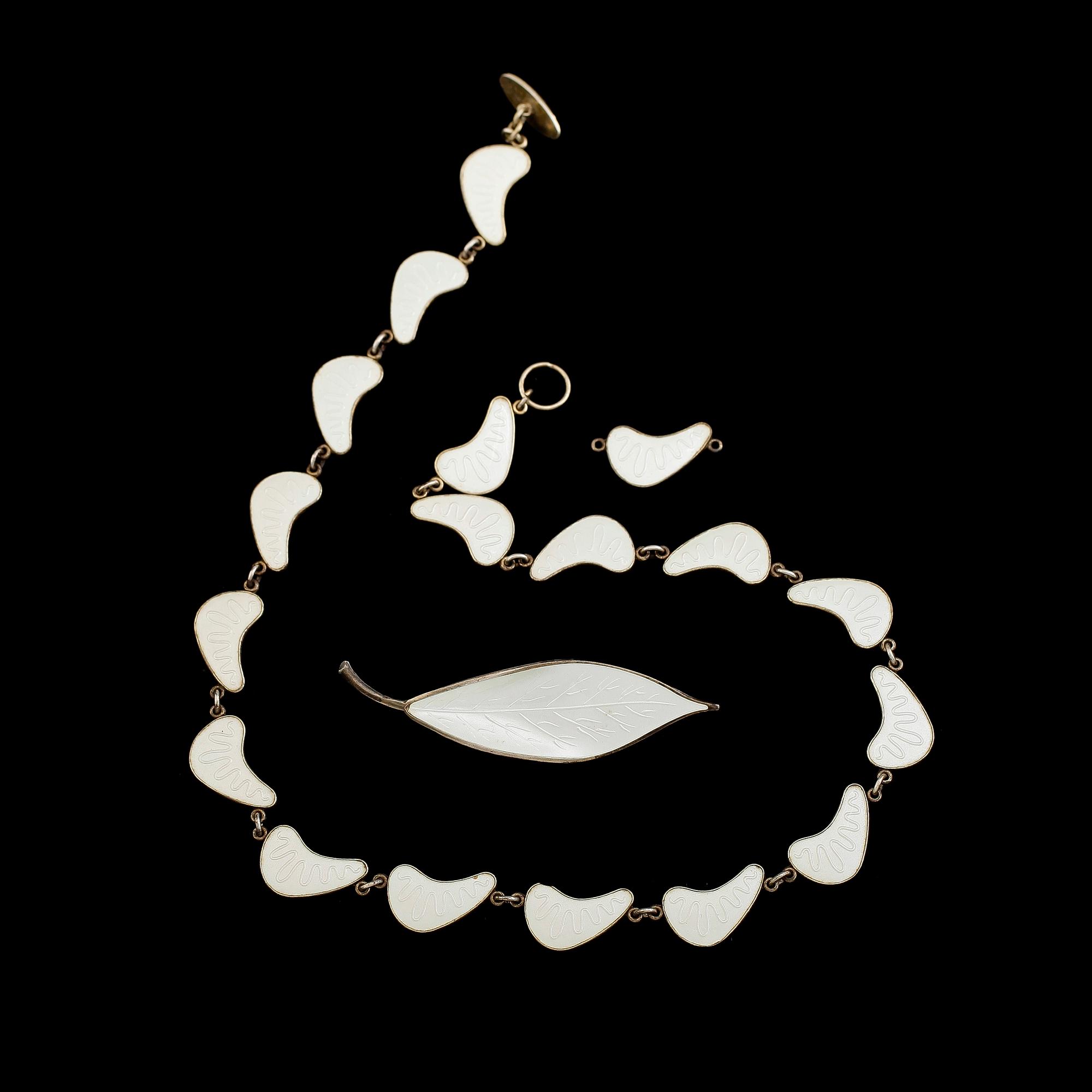 HALSBAND SAMT BROSCH, silver, bl a David Andersen, Norge, 1900-tal.