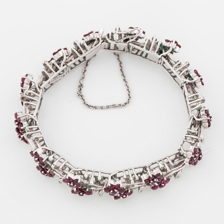ARMBAND, med fasettslipade rubiner och åttkantslipade diamanter.