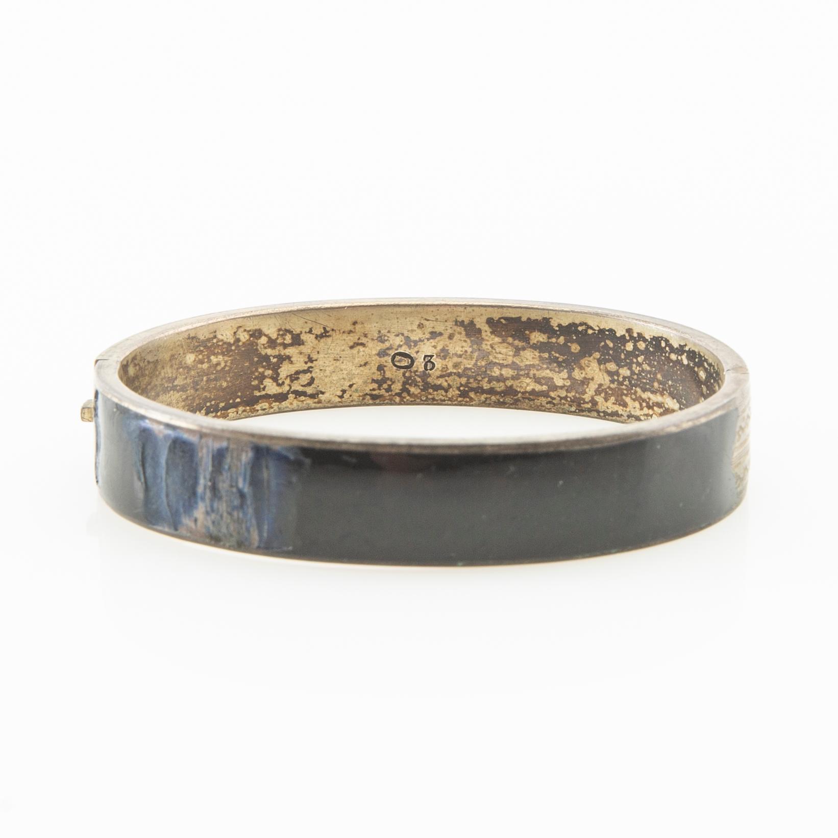 Armband silver och emalj "Dieu Vous Protége", 1800-talets senare hälft.