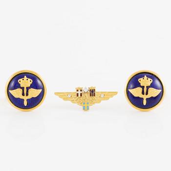 Pin, 18K guld med emalj och diamanter, SAS. Manschettknappar, Sporrong & Co, förgylld metall medföljer.
