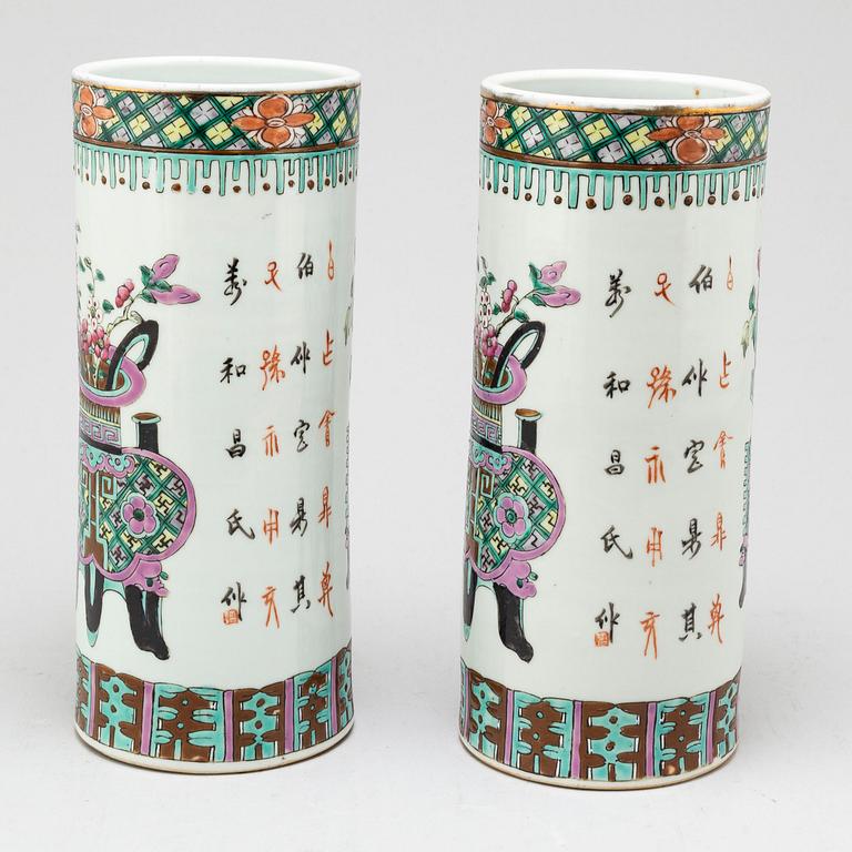 A pair of famille rose porcelain hat stands, Qing dynasty, late 19th/early 20th century.