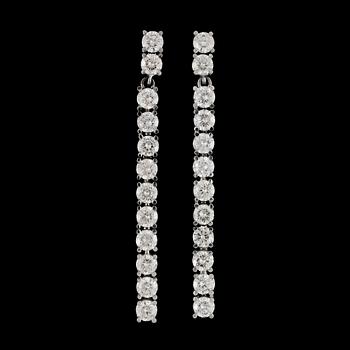 126. Diamantgradering, A pair or brilliant-cut diamond earrings, total carat weight circa 6.00 cts.