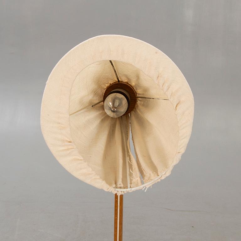 Uno & Östen Kristiansson, an oak floor lamp "Giraffen" Luxus, 1950s.