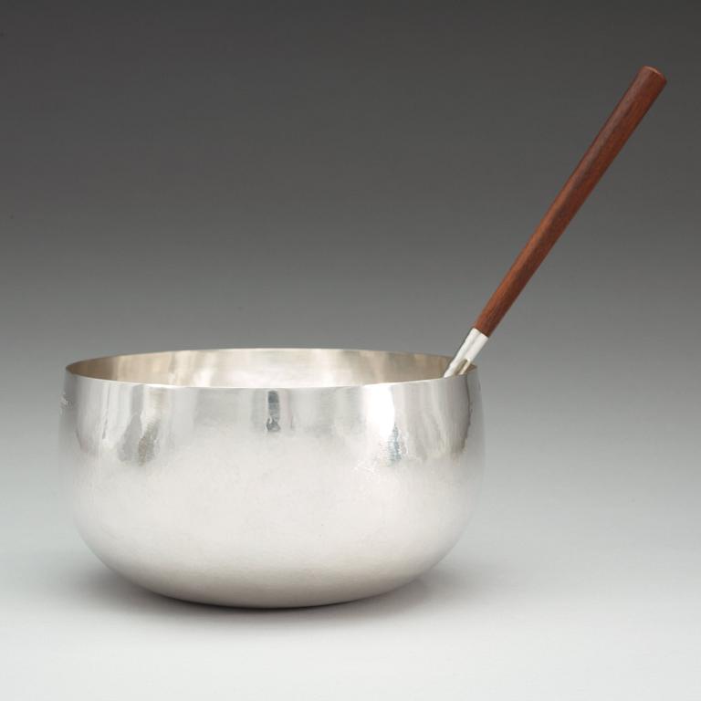 A Tapio Wirkkala bowl and ladle, Kultakeskus OY, Finland 1976-77, 830/1000 silver.