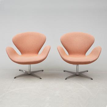 FÅTÖLJER, ett par, "Svanen", Arne Jacobsen för Fritz Hansen, 1988.