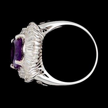 RING, sterlingsilver, ametist och vita safirer.