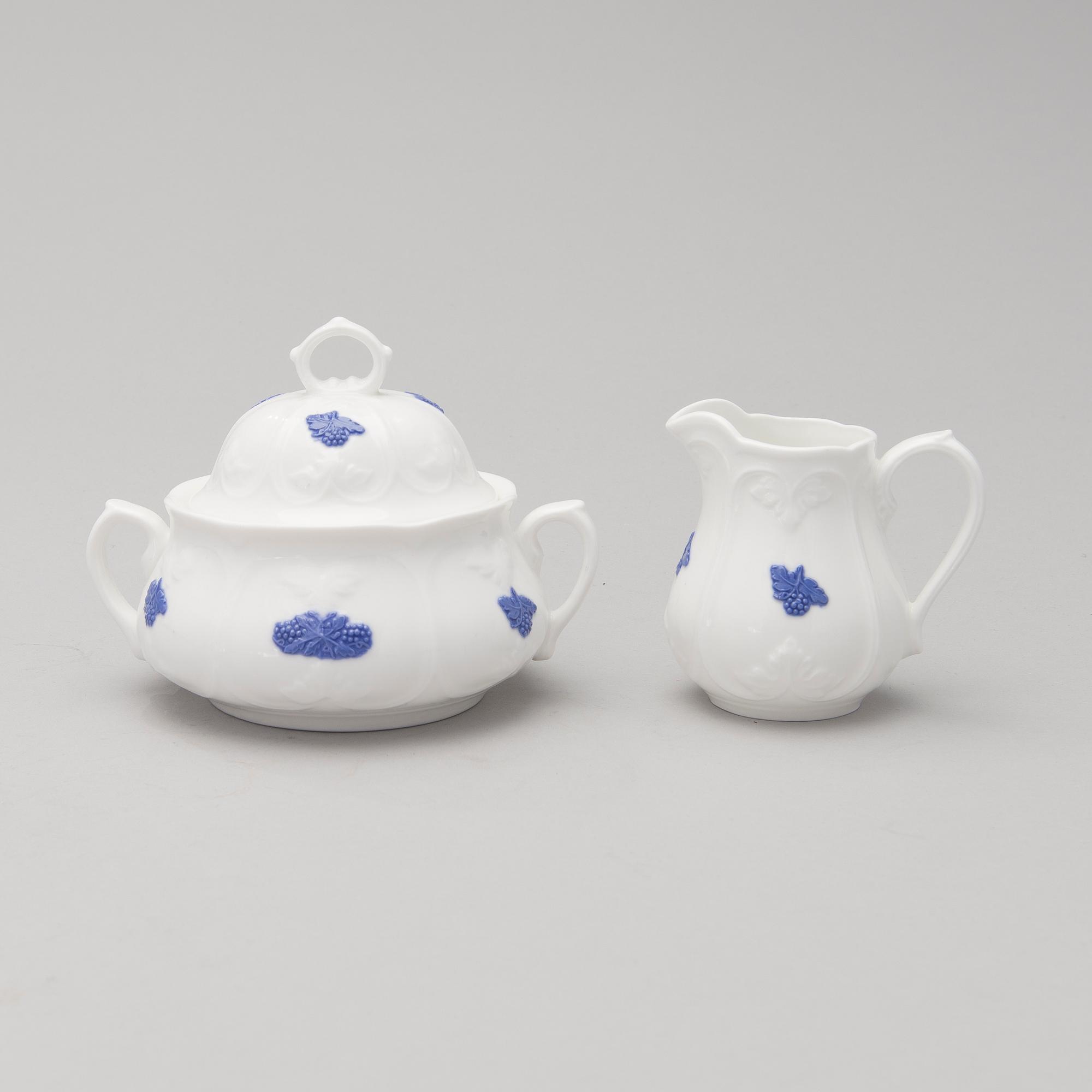 A 43-piece porcelain dinnerware set, "Blå blom", Gustavsberg.