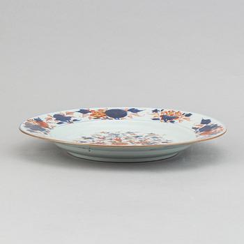 An imari serving dish, Qing dynasty, Kangxi (1662-1722).