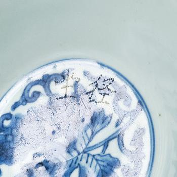 A blue and white bowl, Transition, 17th century.