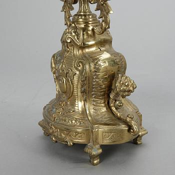 GARNITYR MED BORDSPENDYL OCH ett par KANDELABRAR, mässing, porslin, Louis XVI-stil, sannolikt omkring sekelskiftet 1900.