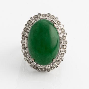 Ring in 18K white gold with cabochon-cut nephrite and diamonds in various cuts, defective.