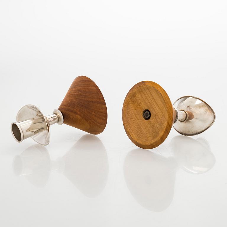 Anna-Greta Eker, ljusstakar, ett par, silver och mahogny, Auran Kultaseppä, Åbo 1961.