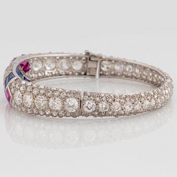 Armring platina med gammal- och rosenslipade diamanter samt fasettslipade safirer och rubiner.