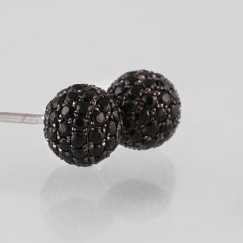 ÖRHÄNGEN, 18K vitguld med fasettsliapde svarta spineller ca 2,48 ct. Vikt 2,8 gram.