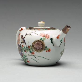 A famille verte teapot with cover, Qing dynasty, Kangxi (1662-1722).