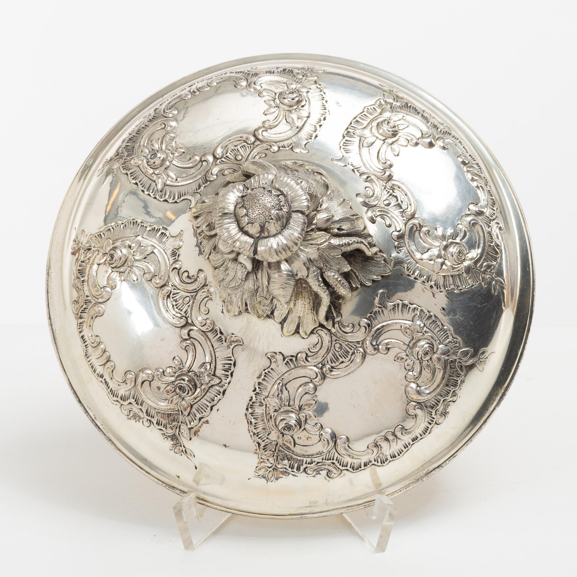 A pair of French silver tureens, circa 1900.