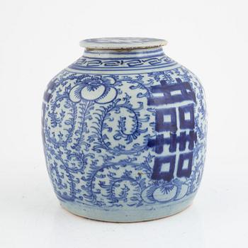 A porcelain ginger jar, China, late Qing dynasty, circa 1900.