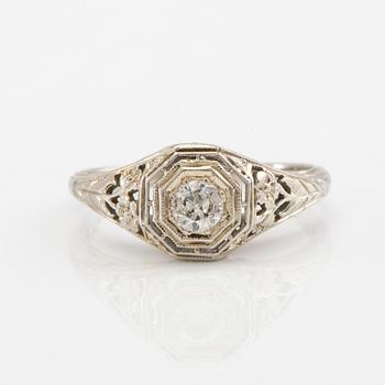 Ring 18K vitguld med en rund briljantslipad diamant.