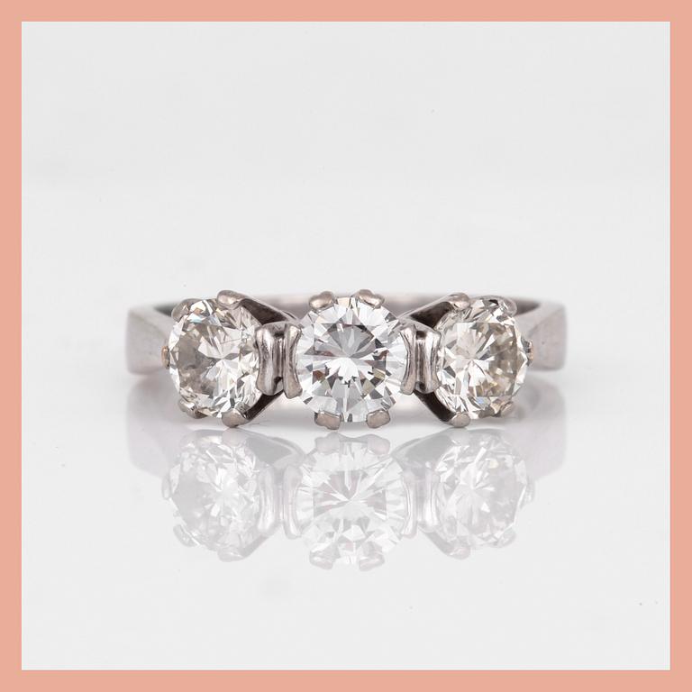 RING, 18K vitguld med diamanter, tot ca 2,15 ct, Rolf Sonderegger, Köping, 1990. Total vikt ca 6,63 g.