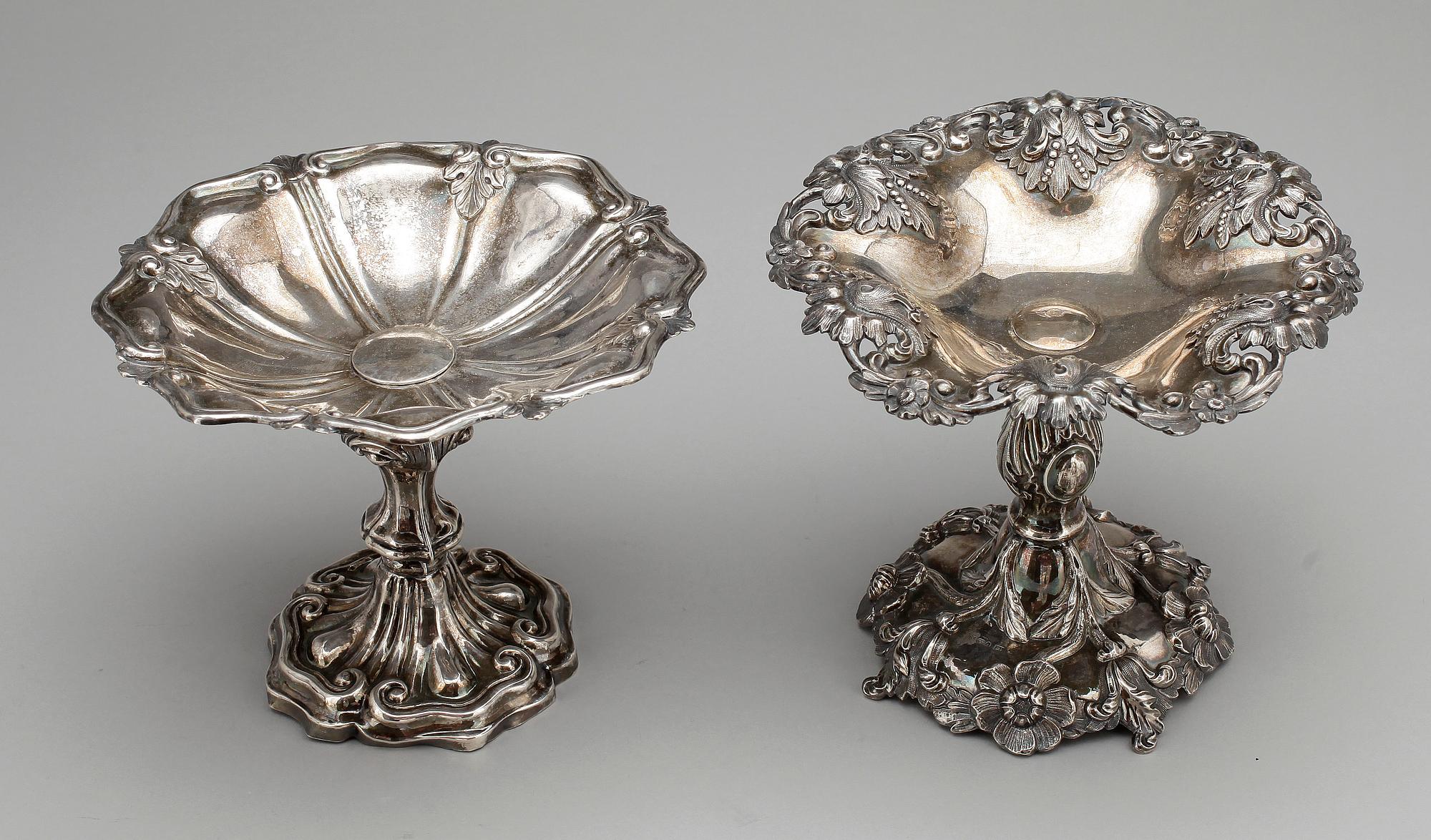 SKÅLAR, 2 st, silver, nyrokoko, bla Adolf Lilja, Stockholm, 1850 resp 1866. Totalvikt ca 555 g.