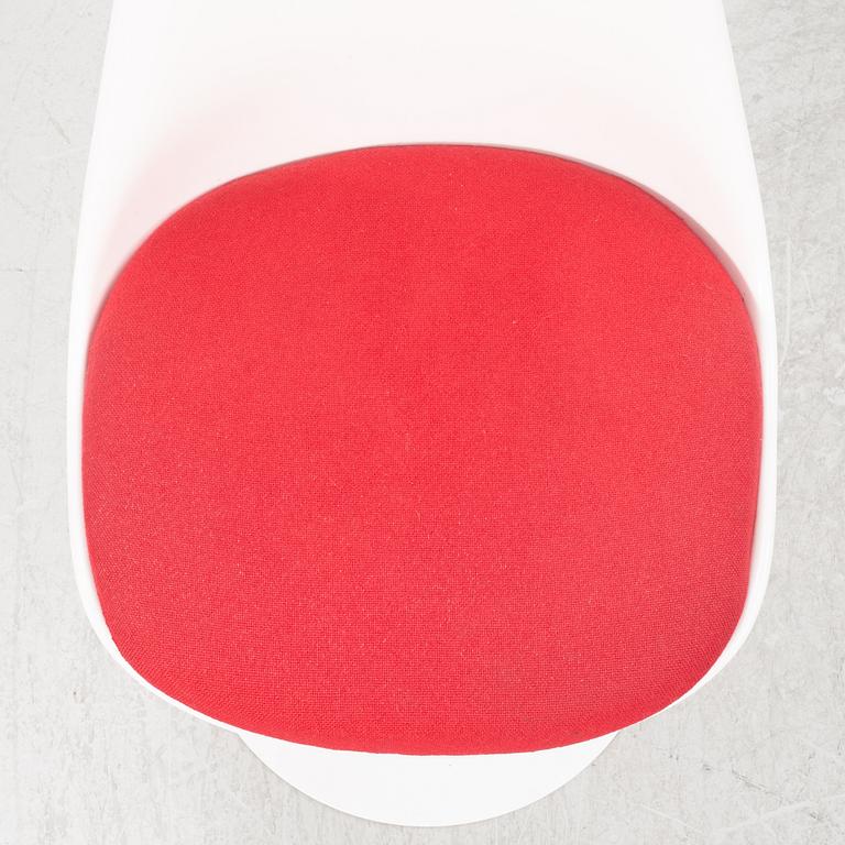 Eero Saarinen, four 'Tulip' chairs.
