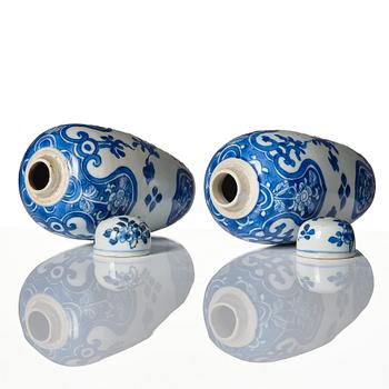 A pair of blue and white tea caddies, Qing dynasty, Kangxi (1662-1722).