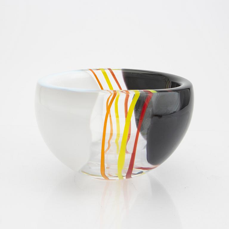 Erik Höglund, a signed dated and numbered glas bowl 1991 13/25.