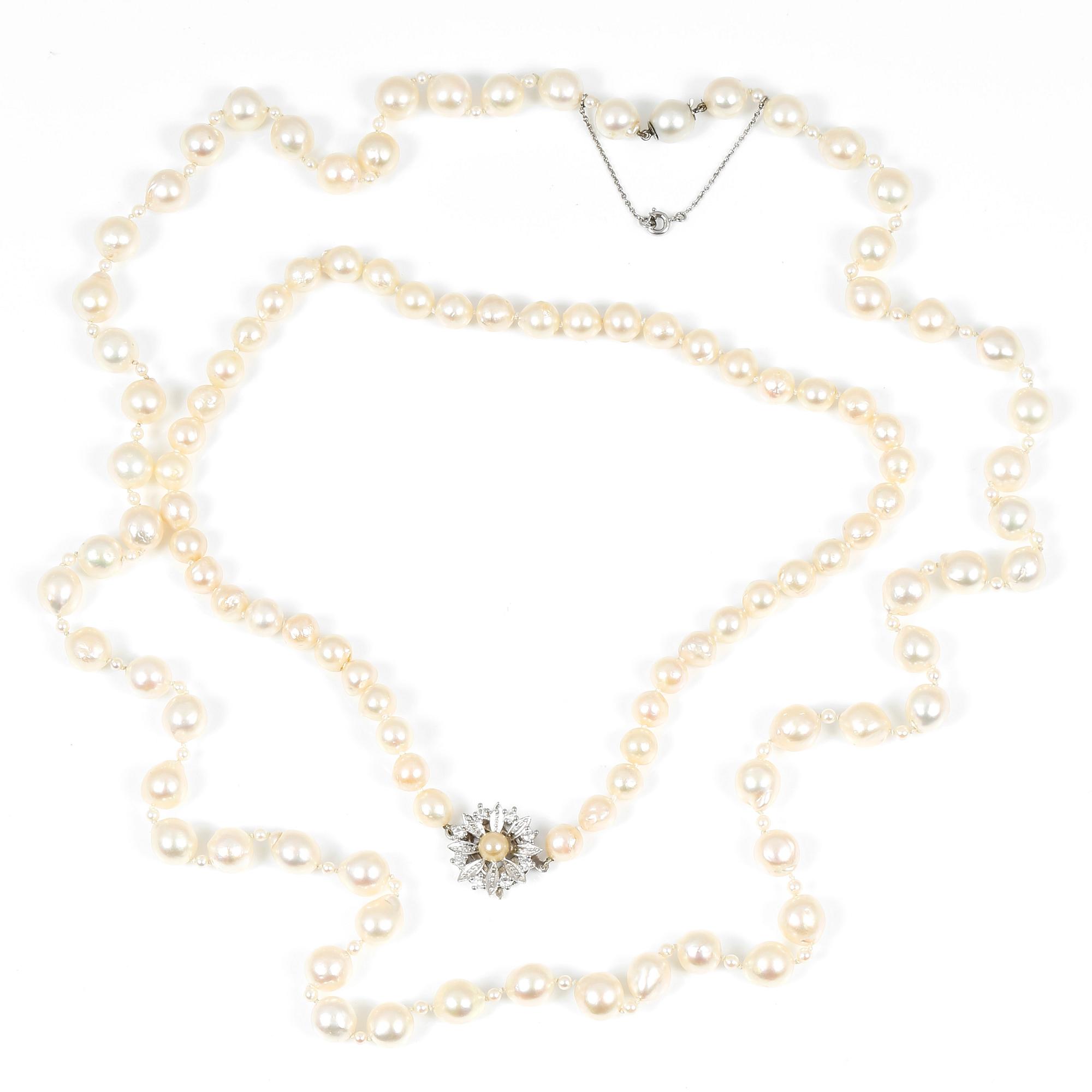 PÄRLCOLLIER, 2 st, silverlås, 1900-tal.
