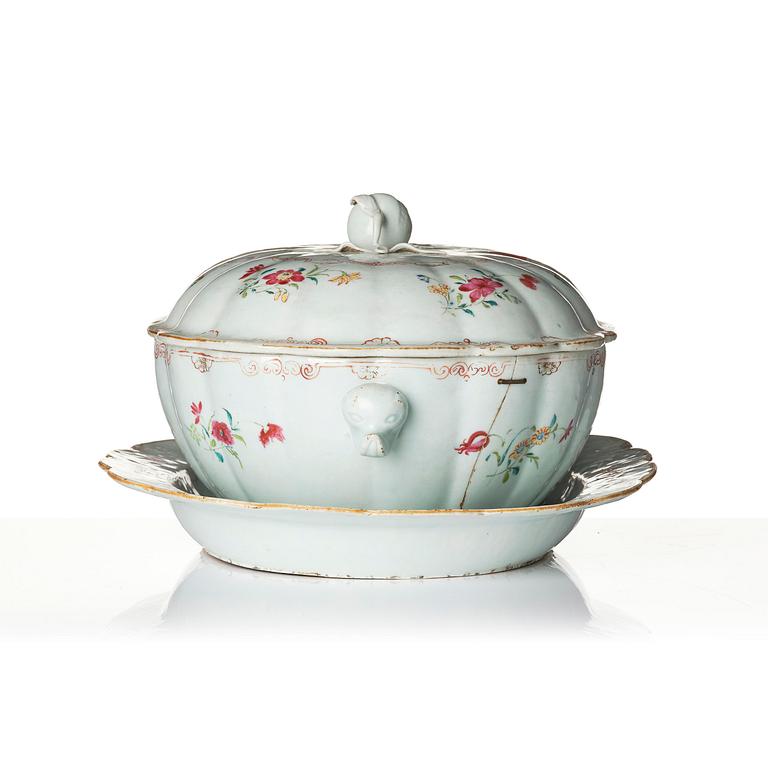 Terrin med lock och fat, vapenporslin. Qingdynastin, Qianlong (1736-95).