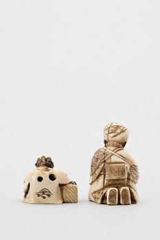 NETSUKE, 2 st, ben, Japan, sannolikt Meiji (1867-1911).