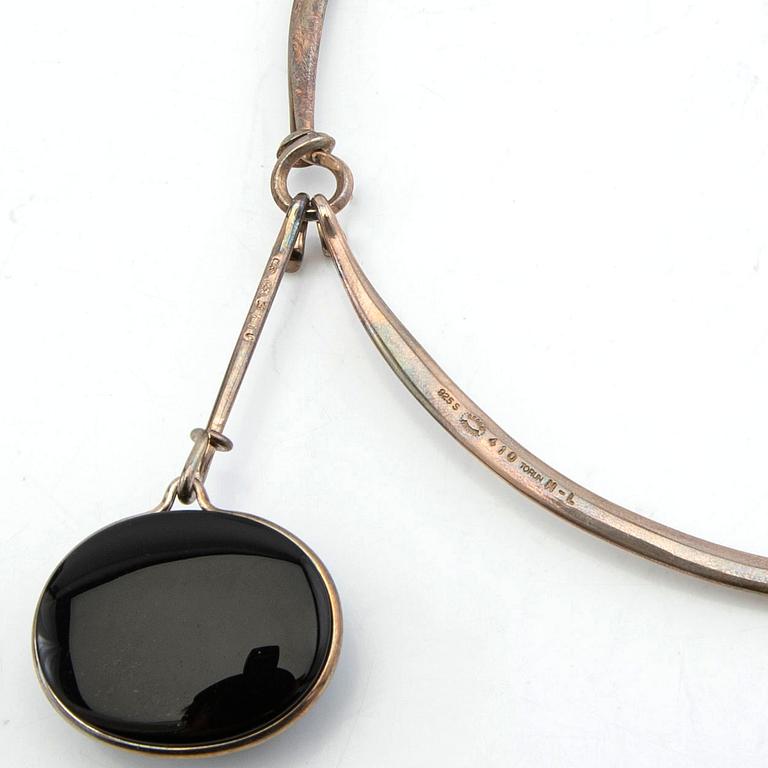 Vivianna Torun Bülow-Hübe, necklace, silver, with two pendants in rock crystal and onyx, by Georg Jensen.