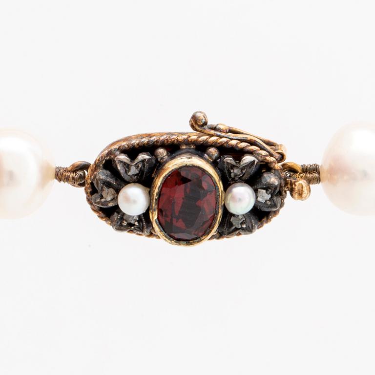 Pearl necklace cultured freshwater pearls, clasp 18>k gold, silver w red-brown stone amd rose-cuts.