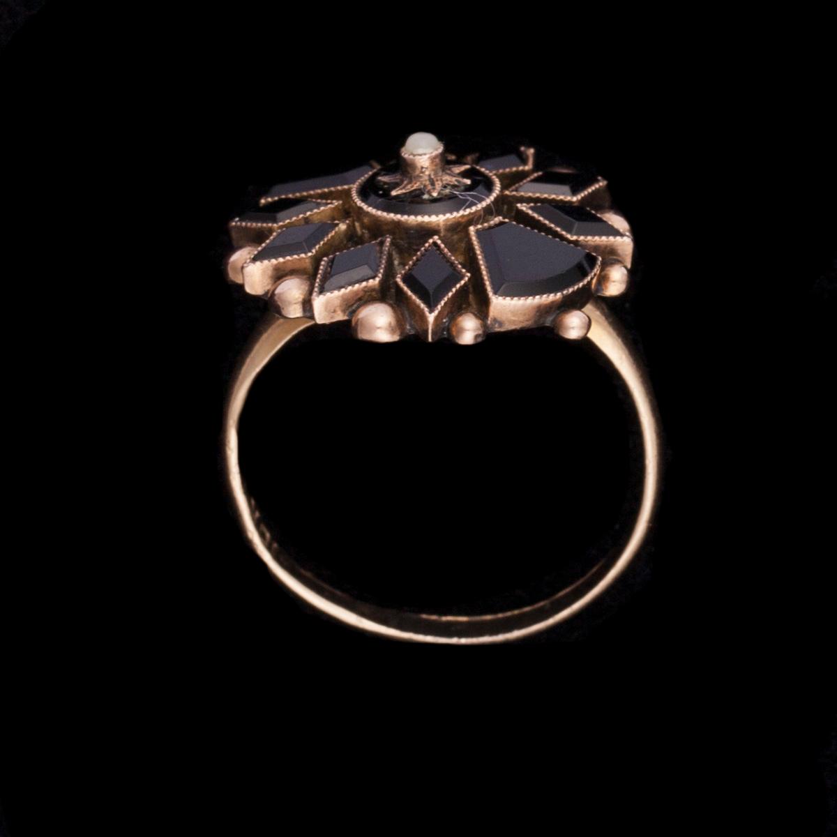 SMYCKESSET, örhängen, ring och brosch, 10K guld, små pärlor. Sorgesmycken, början av 1900-talet. Vikt ca 11,8 g.