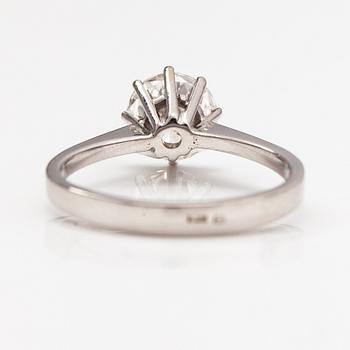 Sormus, 18K valkokultaa, timantti n. 1.35 ct. Tolvanen L & kumpp, Helsinki 1974.