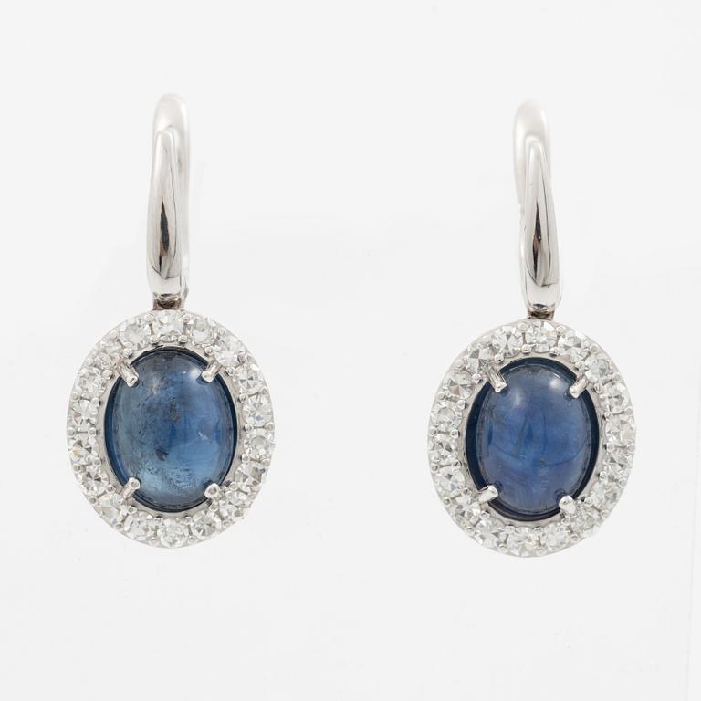 Örhängen 18K vitguld med cabochonslipade safirer och åttkantslipade diamanter.