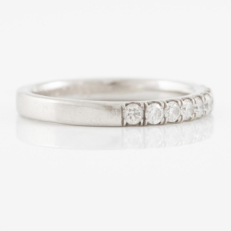 Ring, alliansring, platina med briljantslipade diamanter.