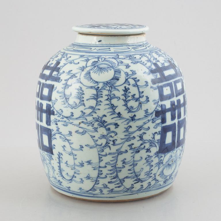 A blue and white pot with cover, Chine, 19th century.