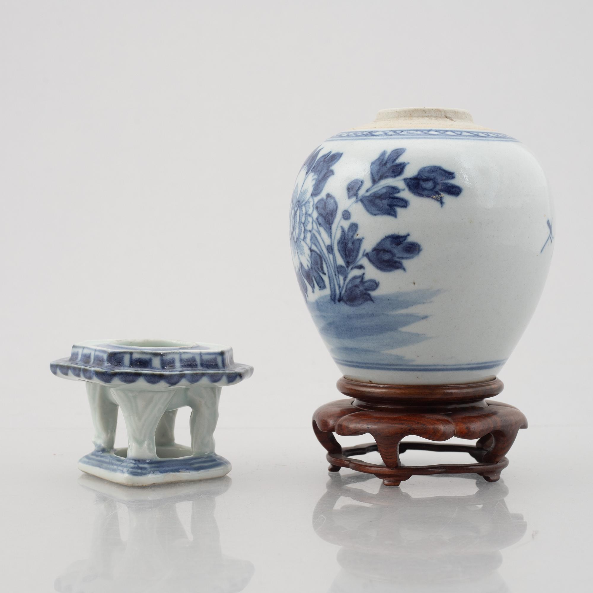 Six pieces of Chinese porcelain, Qing dynasty, 18th-19th century.