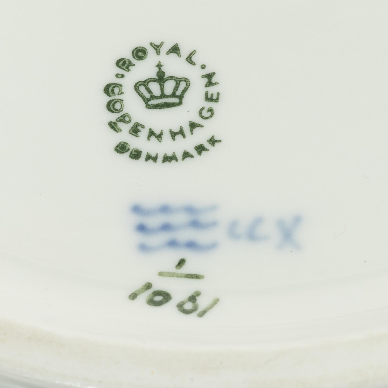 Royal Copenhagen, A 'Musselmalet Full Lace' bowl on a dish, Denmark 1942 and around the year 1900.