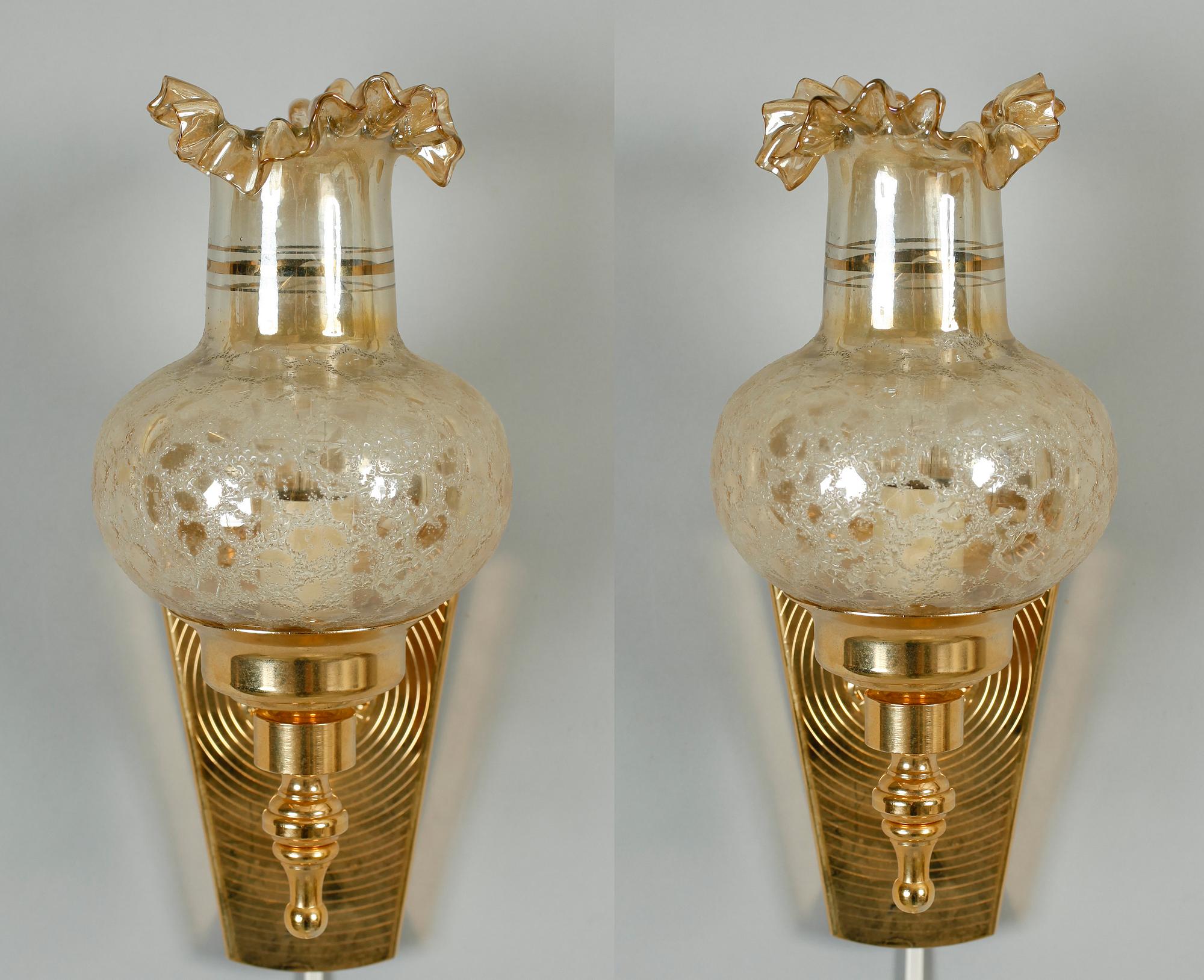 TAKLAMPA samt LAMPETTER, 1 par, mässing och glas, Rejmyre, 1900-talets senare hälft.
