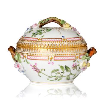 540. A Royal Copenhagen 'Flora Danica' bonbonniere with cover, Denmark, 1870-90s.