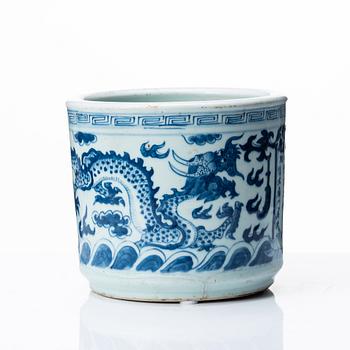 A blue and white brush pot, Qing dynasty, 19th Century.