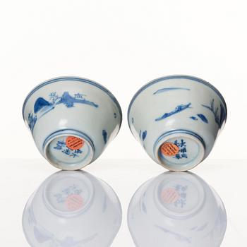 Koppar, två stycken, porslin. Ming dynastin, Transition/Chongzhen (1628-44).