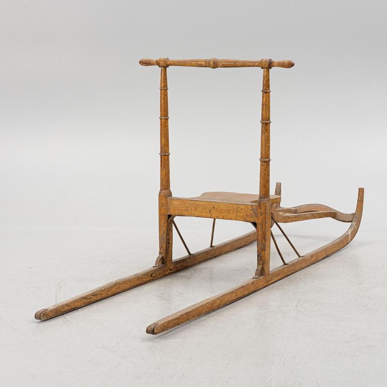 A wooden kicksled, around 1900.