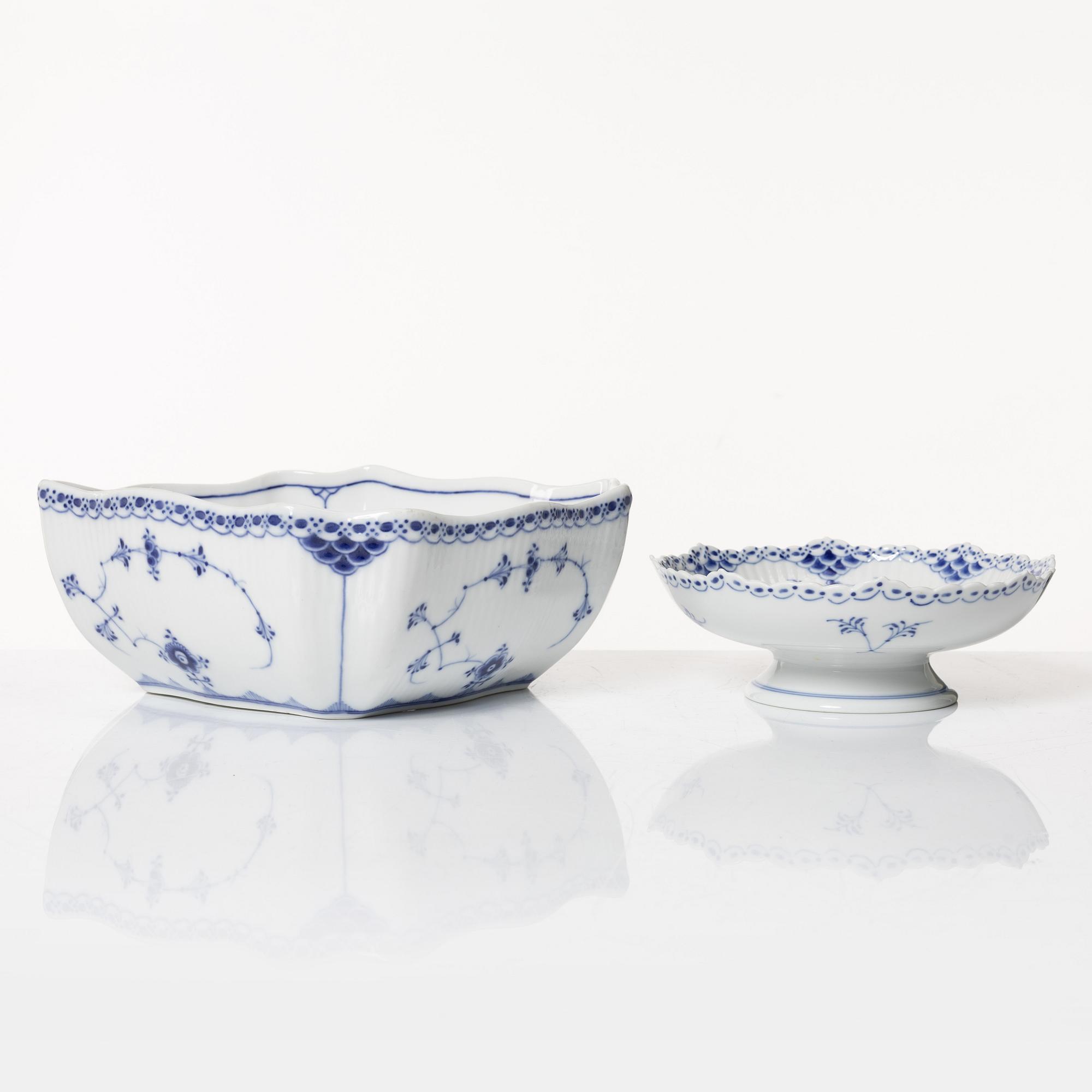 Royal Copenhagen, mat-, kaffe- och teservis, 88 delar, "Musselmalet", Danmark, 1800-1900-tal.