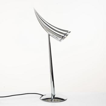 Philippe Starck, Bordslampa "Ara" av förkromad metall. Flos, Etikettmärkt.