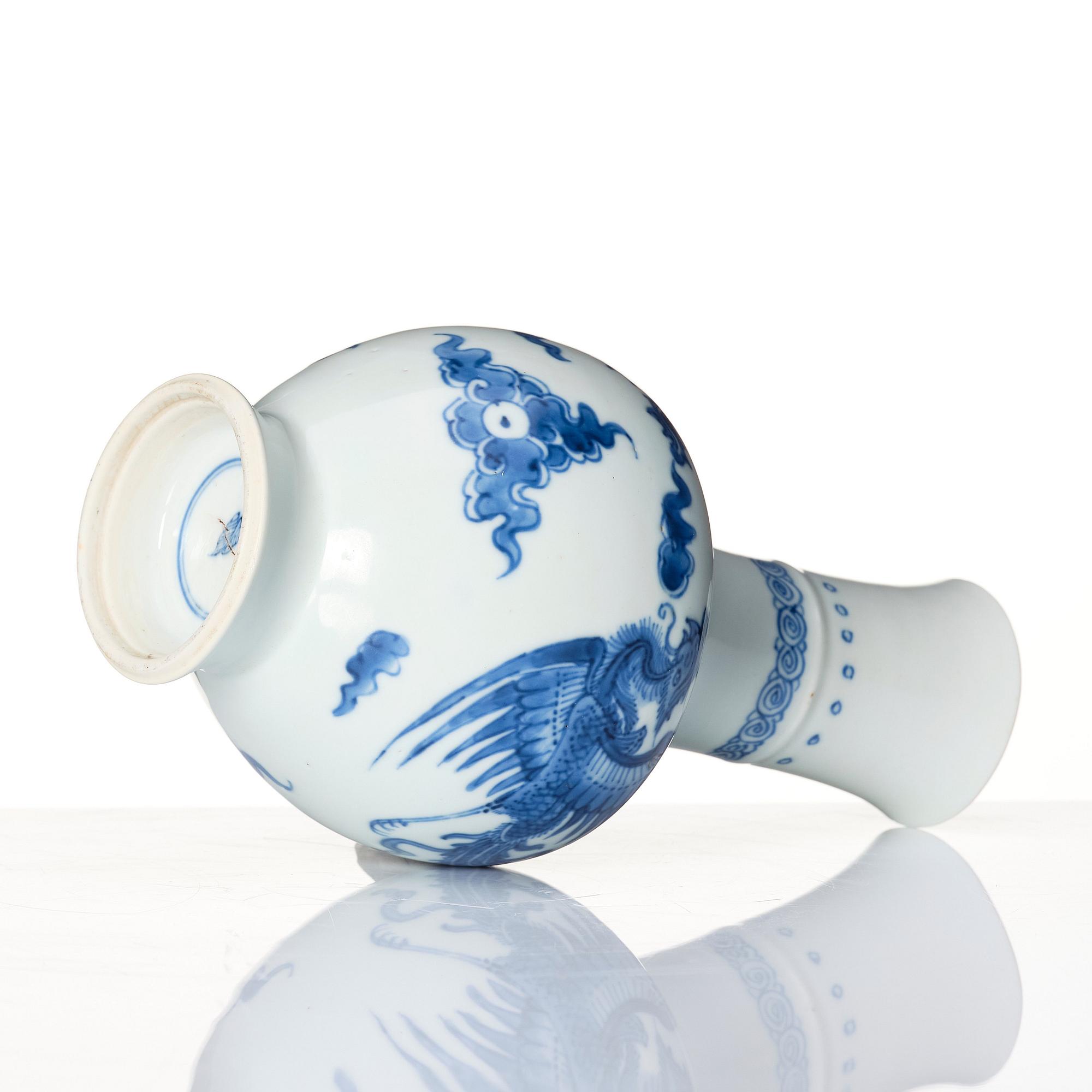 A blue and white vase, Qing dynasty, Kangxi (1662-1722).